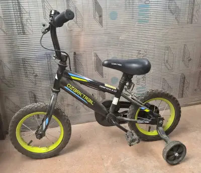 Bicicleta infantil Ozark Trail con ruedas de apoyo - miniatura 1