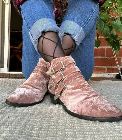 Botines de terciopelo rosa con hebillas - miniatura 1