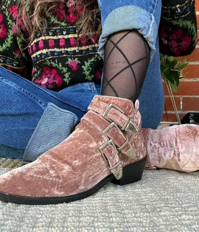 Botines de terciopelo rosa con hebillas - miniatura 2