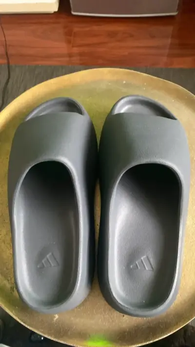 Yeezy slides - miniatura 1