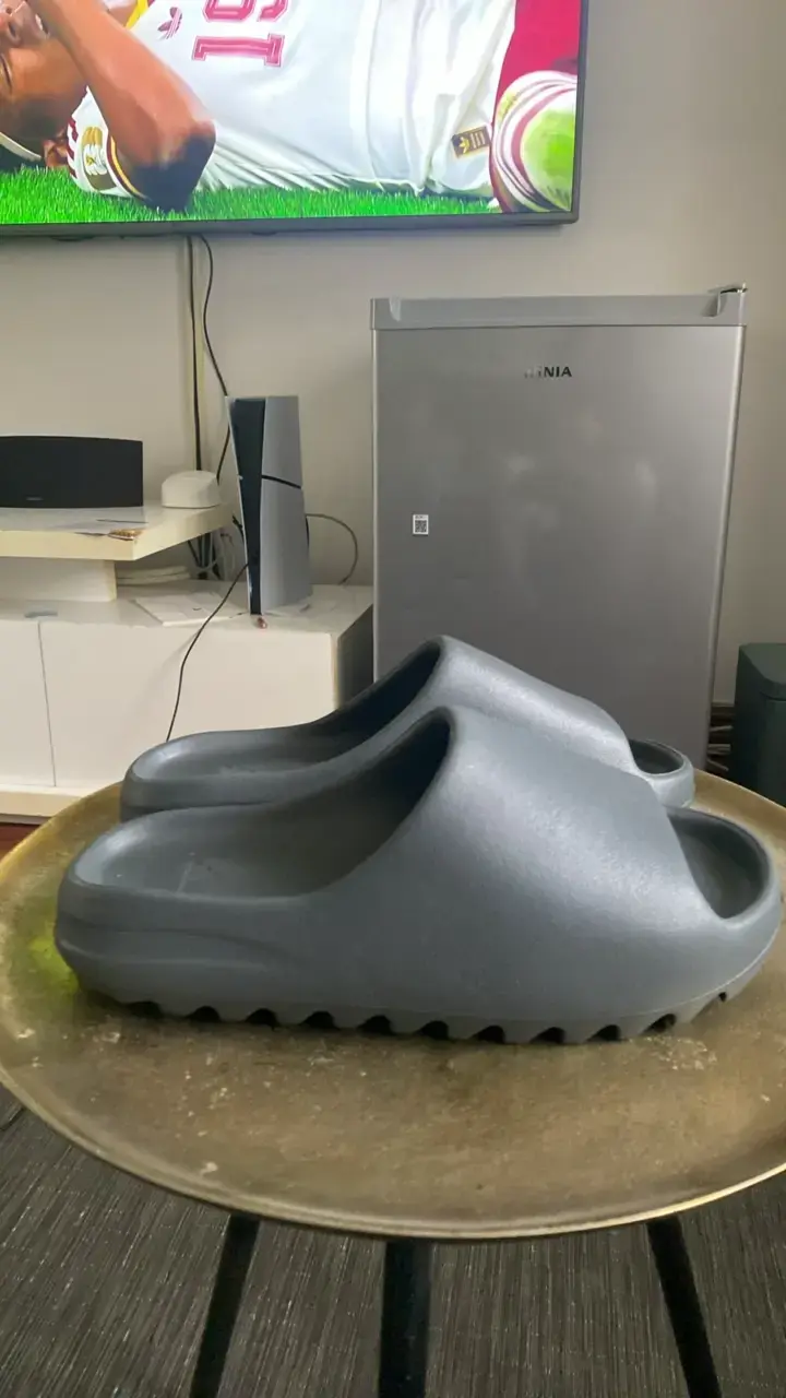 Yeezy slides - 2
