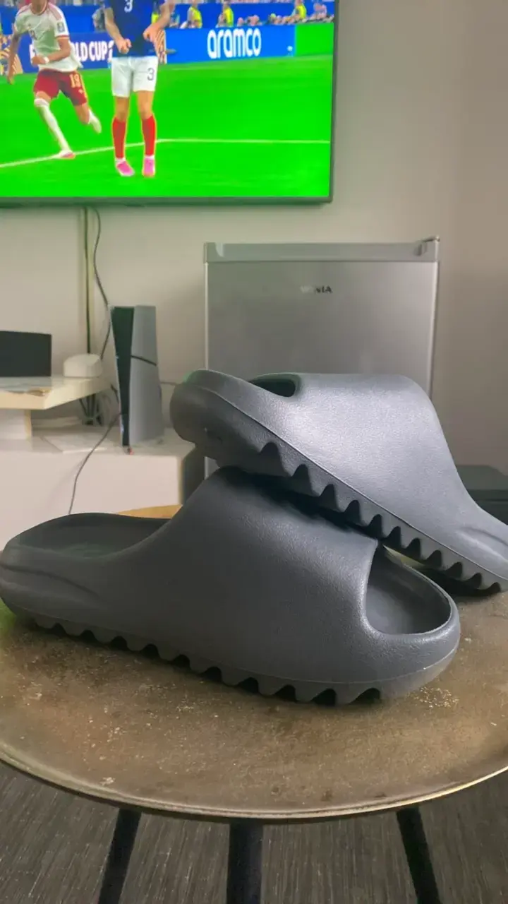 Yeezy slides - 3