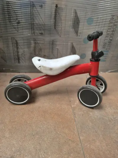 Bicicleta sin pedales roja para niños - miniatura 1