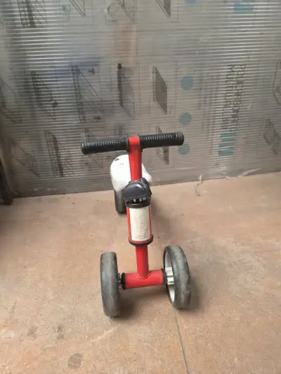 Bicicleta sin pedales roja para niños - miniatura 2