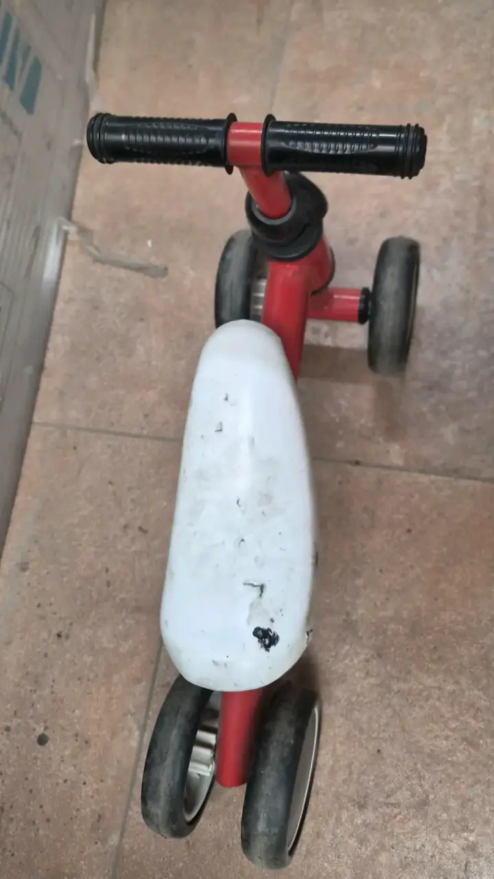 Bicicleta sin pedales roja para niños - 3