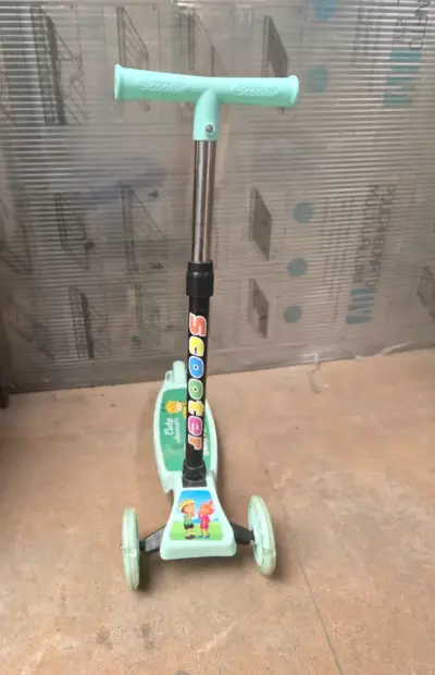 Scooter infantil verde con diseño divertido - miniatura 1