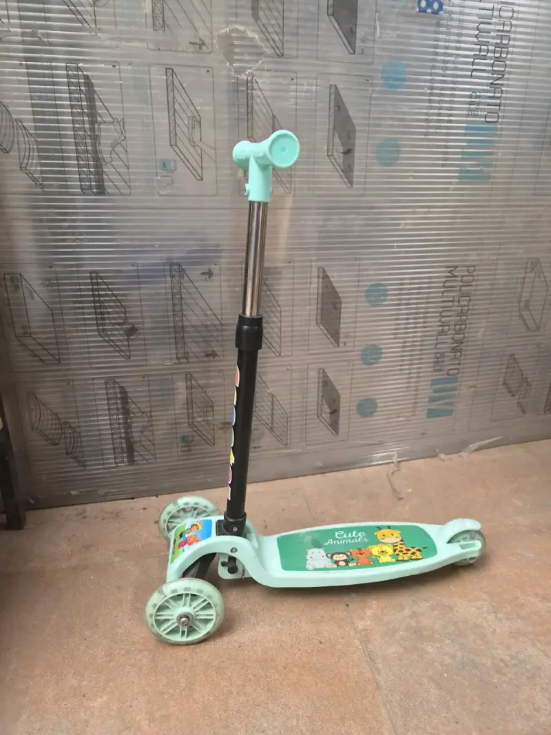 Scooter infantil verde con diseño divertido - 2