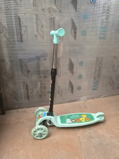 Scooter infantil verde con diseño divertido - miniatura 2