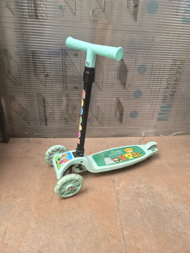 Scooter infantil verde con diseño divertido - 3