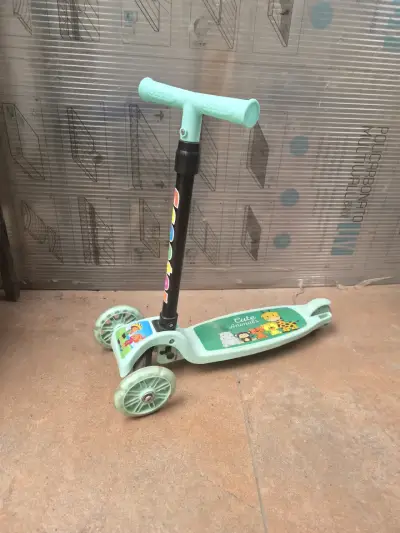 Scooter infantil verde con diseño divertido - miniatura 3