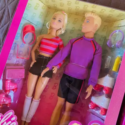 Muñeca Barbie y Ken con accesorios - miniatura 1