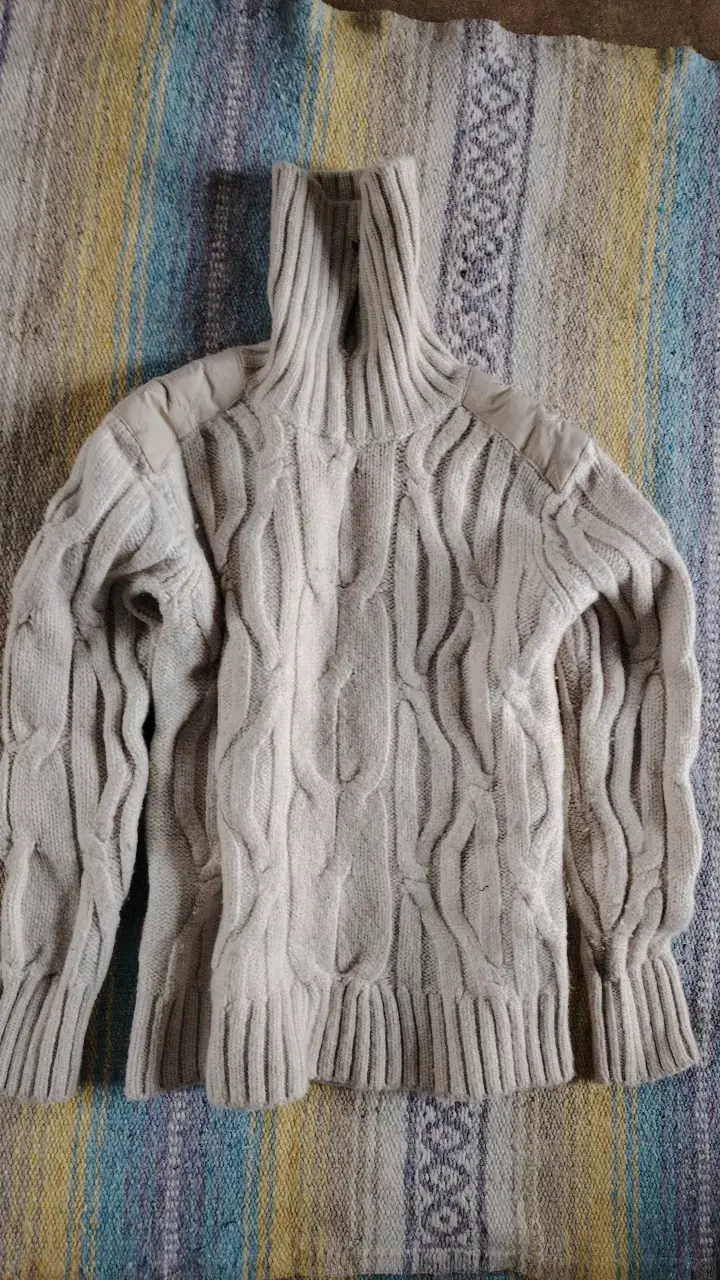 Suéter de lana beige con cuello alto - 1