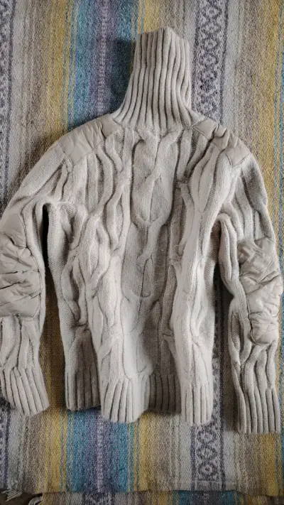 Suéter de lana beige con cuello alto - miniatura 2