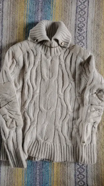 Suéter de lana beige con cuello alto - miniatura 3