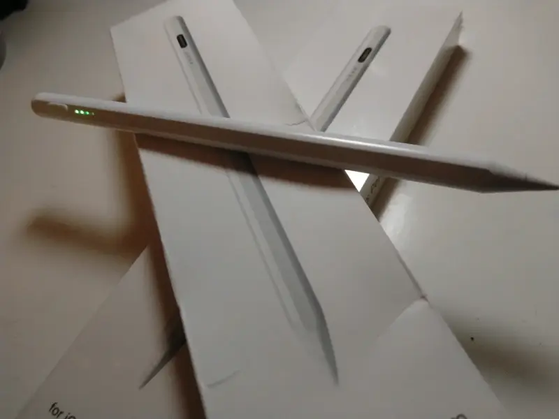 Lápiz táctil para iPad con carga inalámbrica - 1
