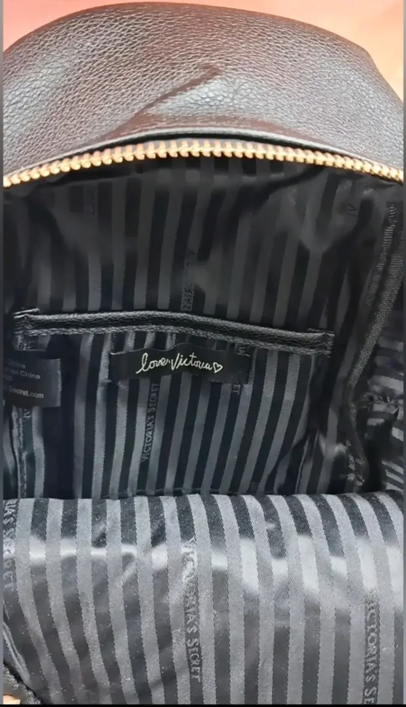 Mochila negra Victoria's Secret con tachas - 5