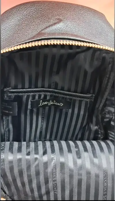 Mochila negra Victoria's Secret con tachas - miniatura 5