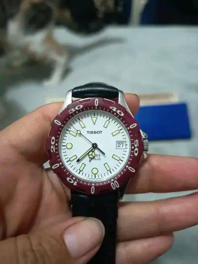 Reloj Tissot de buceo con bisel rojo - miniatura 1