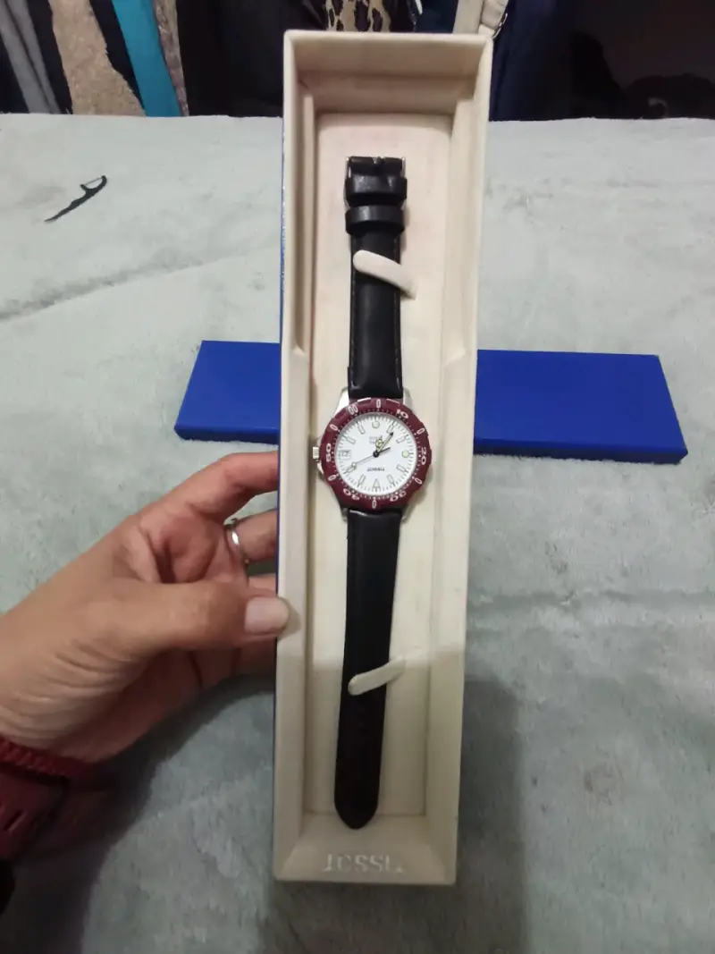 Reloj Tissot de buceo con bisel rojo - 2