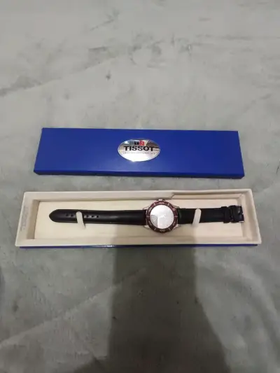 Reloj Tissot de buceo con bisel rojo - miniatura 5
