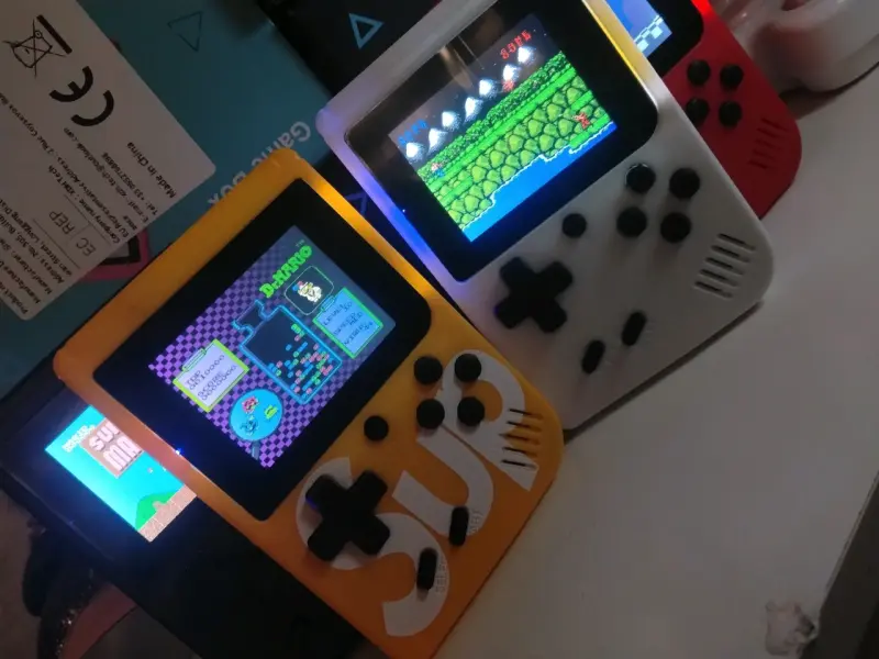 Consola portátil retro con juegos clásicos - 1