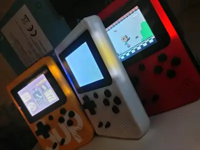 Consola portátil retro con juegos clásicos - miniatura 3