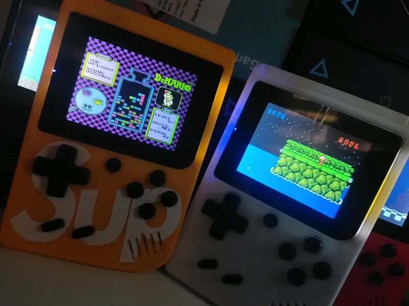 Consola portátil retro con juegos clásicos - 5