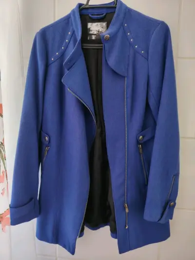 Abrigo azul con detalles metálicos - miniatura 1