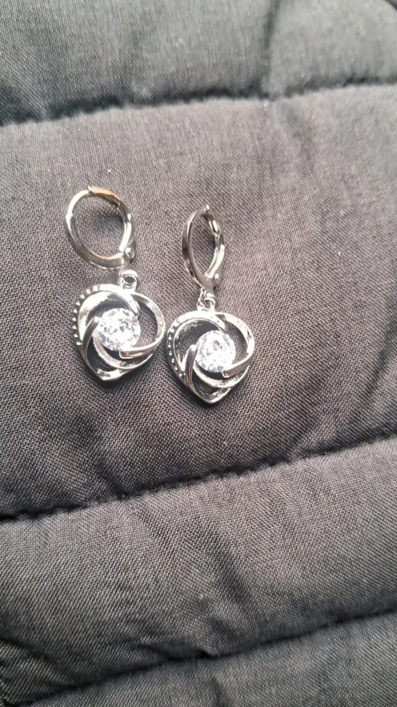 Aros de plata con diseño de corazón - 1