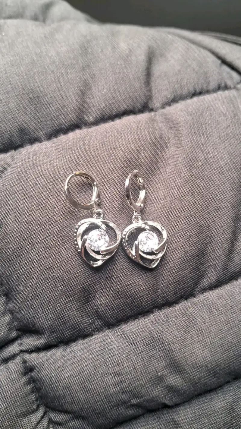 Aros de plata con diseño de corazón - 2