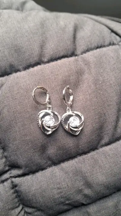 Aros de plata con diseño de corazón - miniatura 2