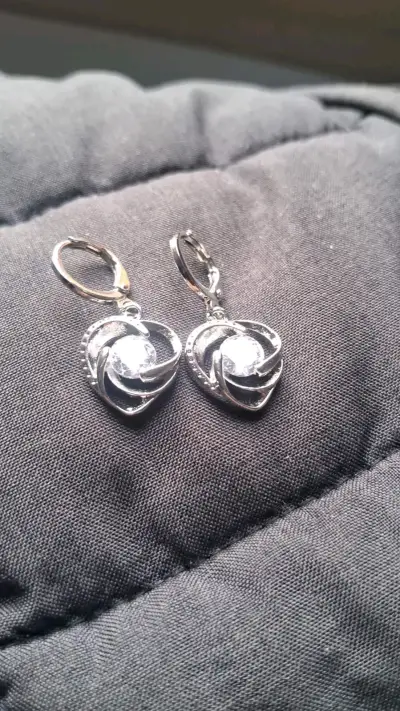 Aros de plata con diseño de corazón - miniatura 3