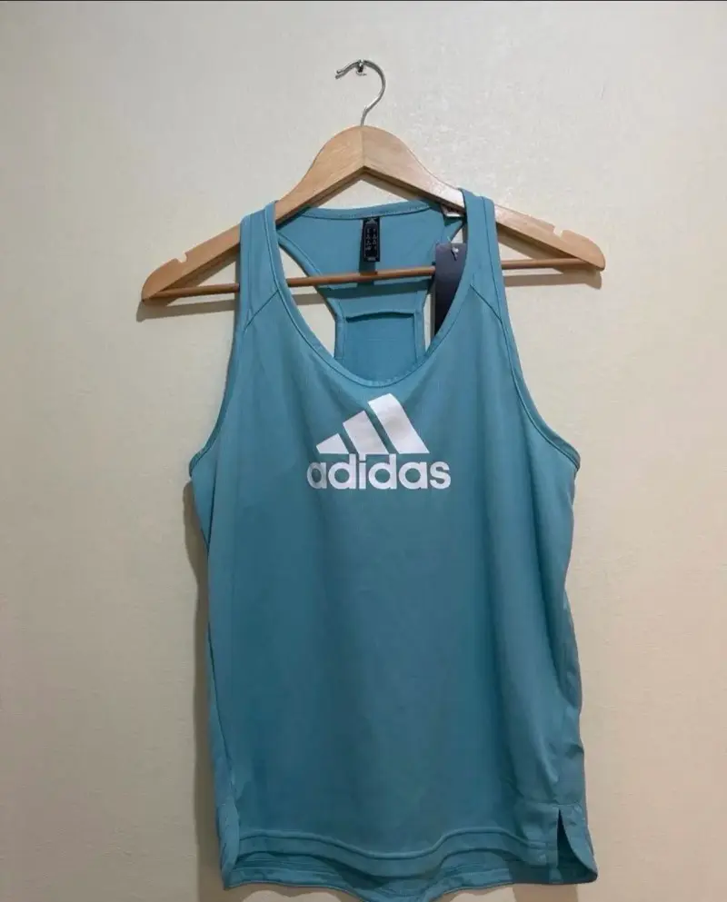 Polera deportiva Adidas para mujer