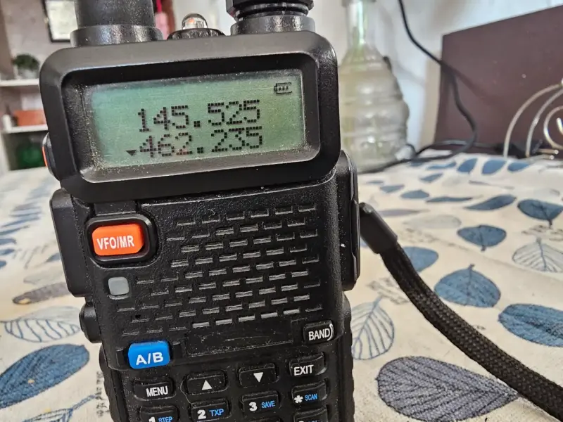 Radio portátil Baofeng UV-5R con pantalla LCD
