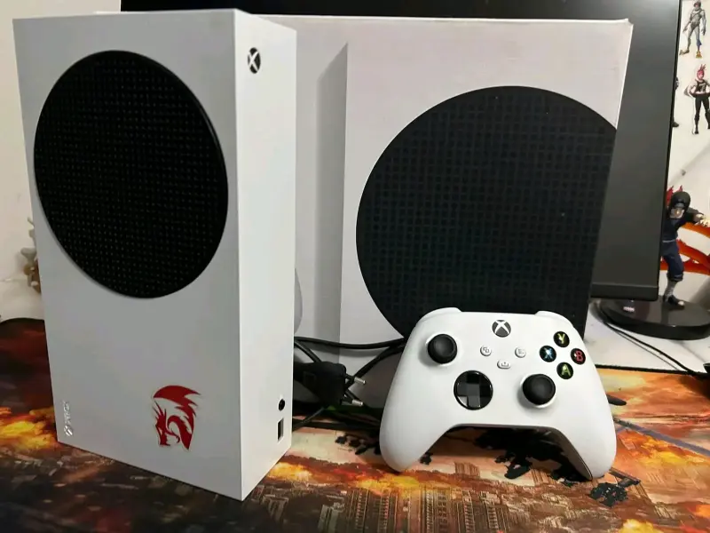 Consola Xbox Series S con control blanco