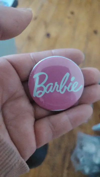 Chapa Barbie rosa coleccionable - miniatura 1