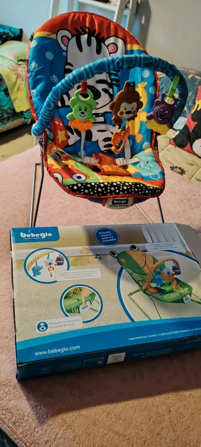 Silla mecedora Bebeglo con vibración y juguetes - miniatura 2