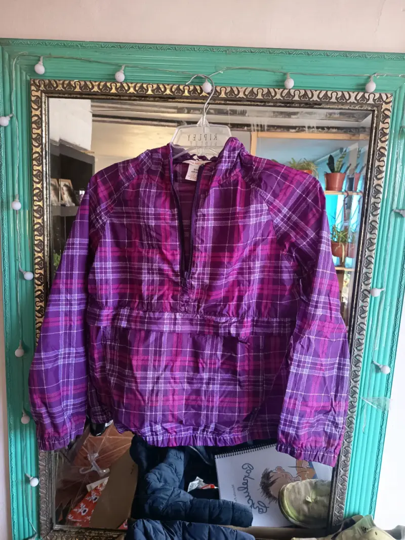 Chaqueta cortavientosmorada a cuadros para niña