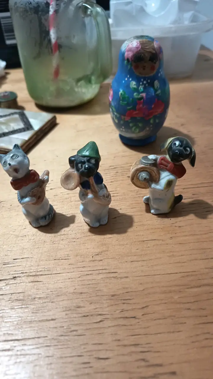 Figuras de cerámica de animales músicos