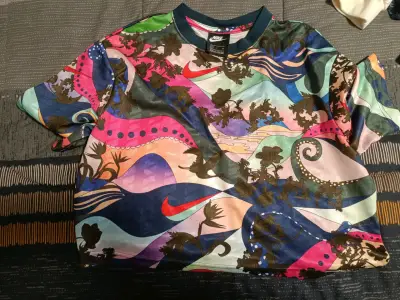 Polera Nike estampado abstracto multicolor - miniatura 1