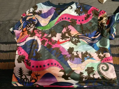 Polera Nike estampado abstracto multicolor - miniatura 2