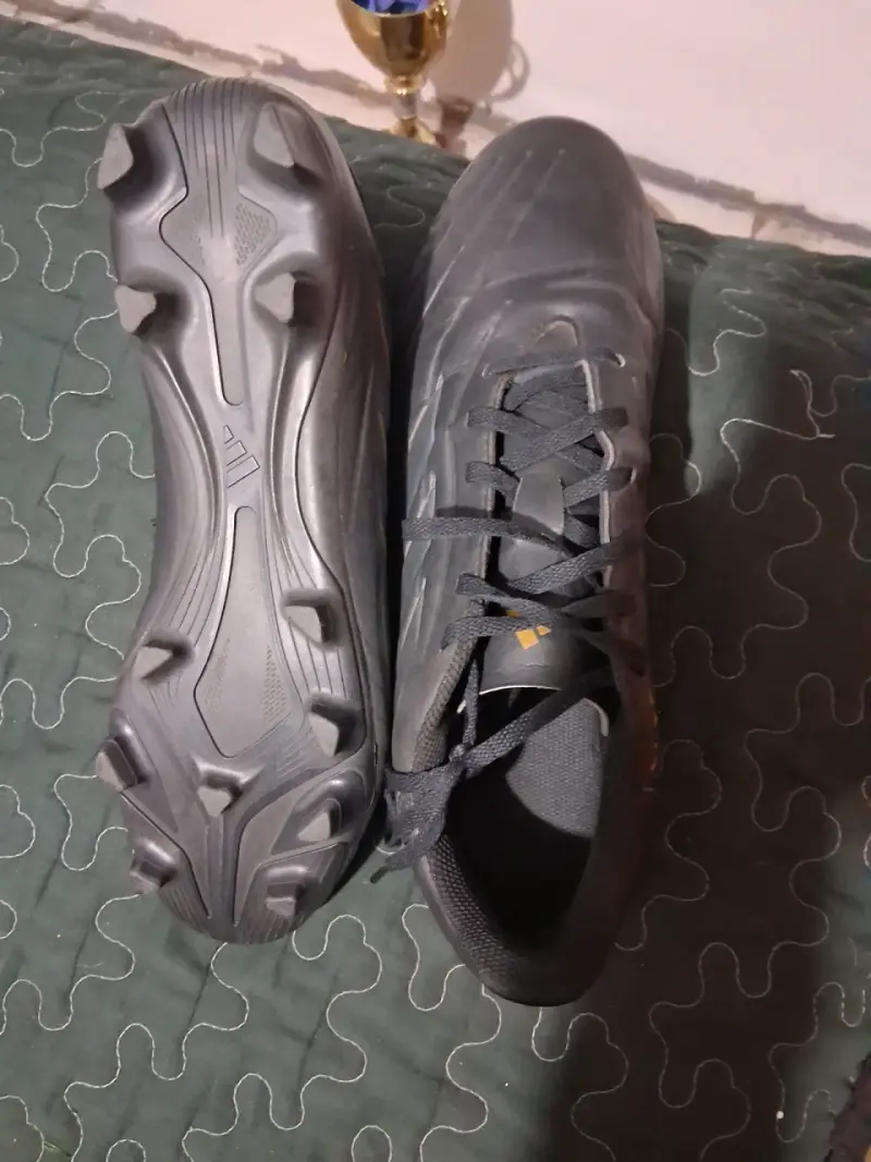 Botines de fútbol adidas negros con toperoles - 1