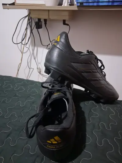 Botines de fútbol adidas negros con toperoles - miniatura 2