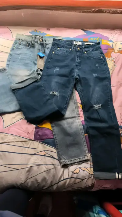 Jeans de mezclilla desgastados para mujer - miniatura 1