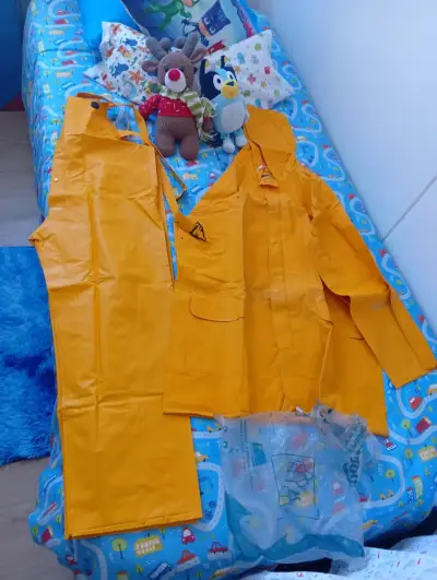 Conjunto impermeable amarillo para lluvia - miniatura 1