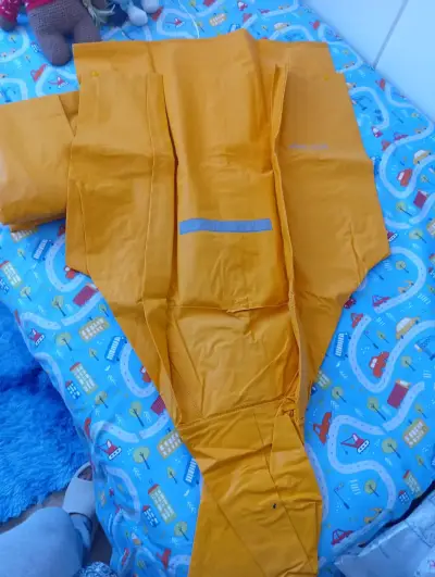 Conjunto impermeable amarillo para lluvia - miniatura 3