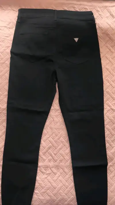 Jeans negros Guess para mujer - miniatura 2