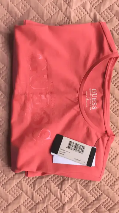 Polera Guess coral nueva con etiqueta - miniatura 2