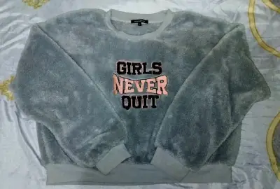 Polerón gris con texto 'Girls Never Quit' - miniatura 1