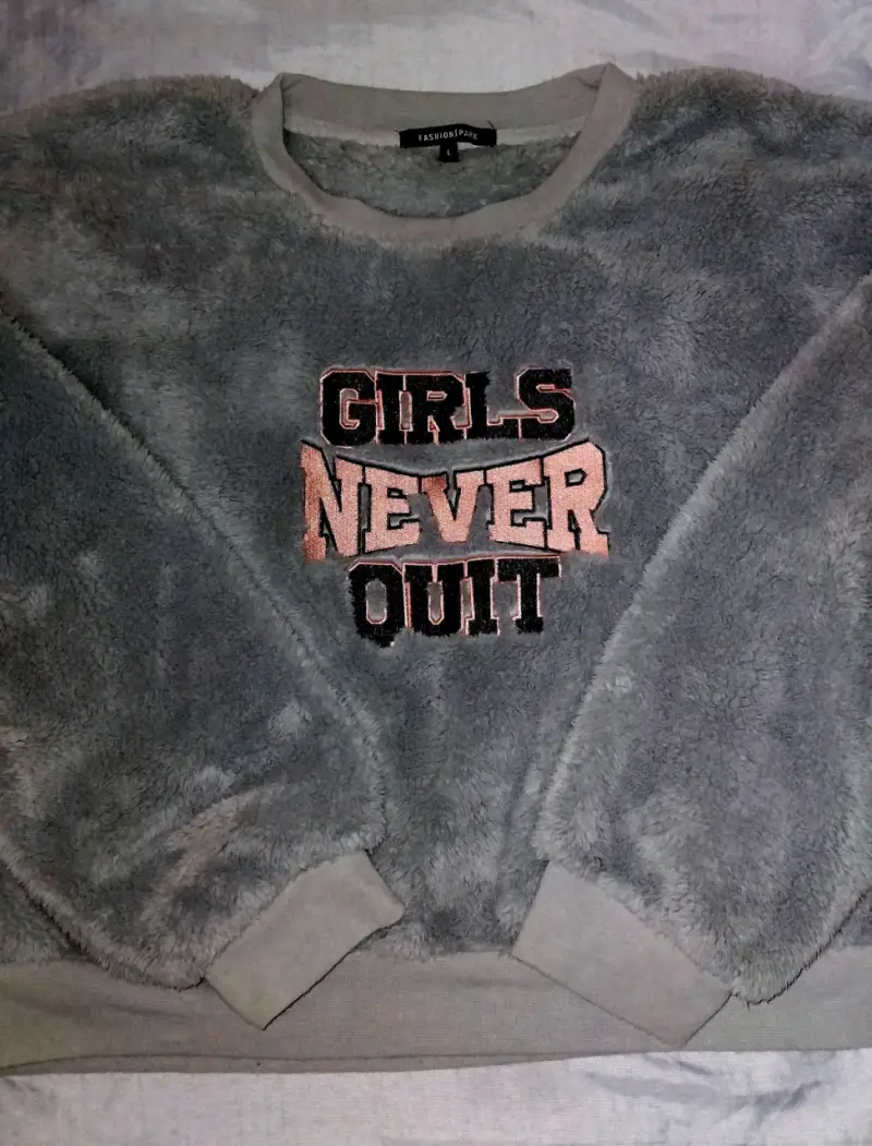 Polerón gris con texto 'Girls Never Quit' - 2